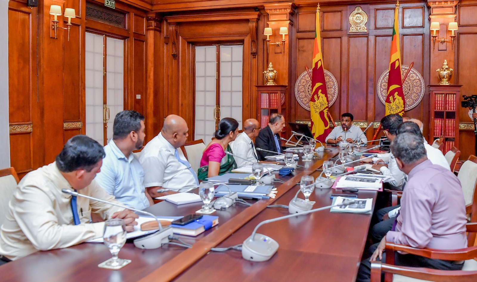 කොළඹ ඇළ මාර්ග සහ කාණු පද්ධති කඩිනමින් පිළිසකර කරන්නැයි ජනපතිගෙන් උපදෙස් කොළඹ ඇළ මාර්ග සහ කාණු පද්ධති කඩිනමින් පිළිසකර කරන්නැයි ජනපතිගෙන් උපදෙස්