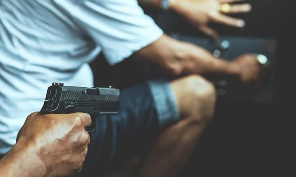 CID වෙසින් පැමිණි කාන්තාවක් ඇතුළු පහක් කෝටි 02ක් කොල්ලකයි CID වෙසින් පැමිණි කාන්තාවක් ඇතුළු පහක් කෝටි 02ක් කොල්ලකයි