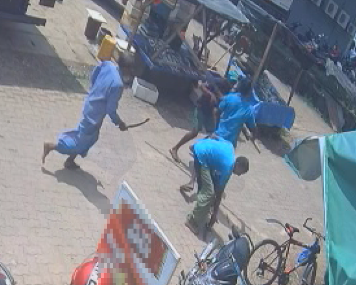 ආරවුලක් නිසා මන්නයකින් කොටා පිය පුතු රෝහලේ (VIDEO) ආරවුලක් නිසා මන්නයකින් කොටා පිය පුතු රෝහලේ (VIDEO)