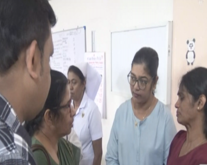 පේරාදෙණියේ ප්රතිකාර ලබන ලමුන්ගේ සුවදුක් බලන්න ඇමති පෝල්රාජ් යයි පේරාදෙණියේ ප්රතිකාර ලබන ලමුන්ගේ සුවදුක් බලන්න ඇමති පෝල්රාජ් යයි
