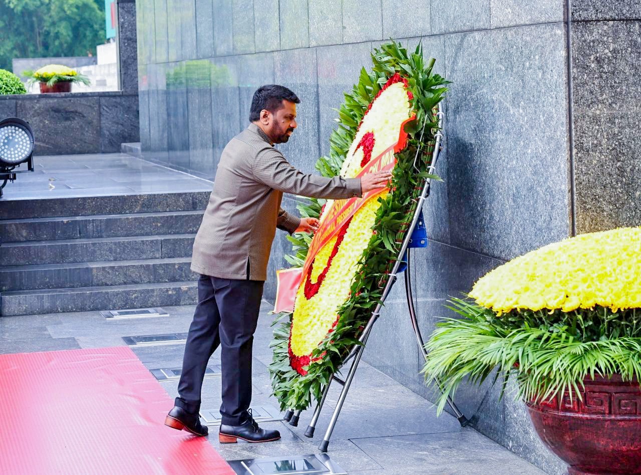 ජනපති අනුරගෙන් නිදහස් වියට්නාමයේ ප්රථම ජනාධිපතිවරයාට පුෂ්පෝපහාර (PHOTOS) ජනපති අනුරගෙන් නිදහස් වියට්නාමයේ ප්රථම ජනාධිපතිවරයාට පුෂ්පෝපහාර (PHOTOS)