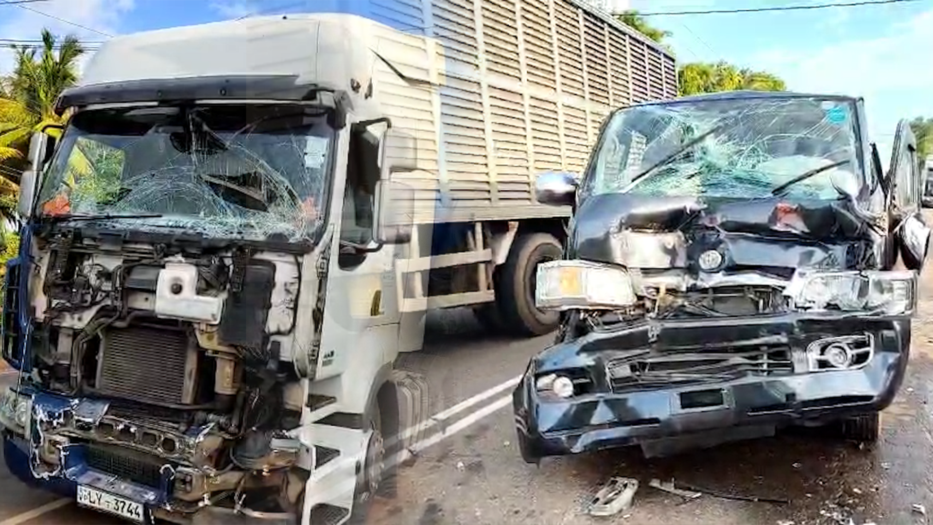 ඉනිගොඩවෙල දුම්රිය හරස් මාර්ගය ආසන්නයේ වාහන තුනක් එකිනෙක ගැටී අනතුරක් (VIDEO) ඉනිගොඩවෙල දුම්රිය හරස් මාර්ගය ආසන්නයේ වාහන තුනක් එකිනෙක ගැටී අනතුරක් (VIDEO)