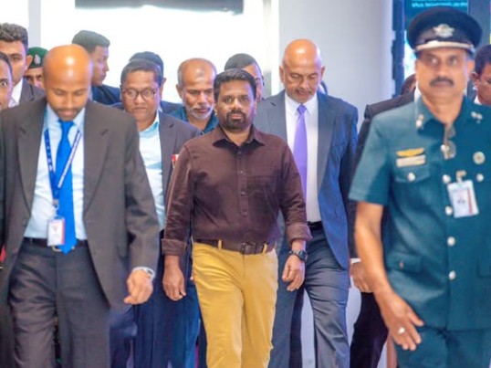 ජනපති යළි දිවයිනට ජනපති යළි දිවයිනට