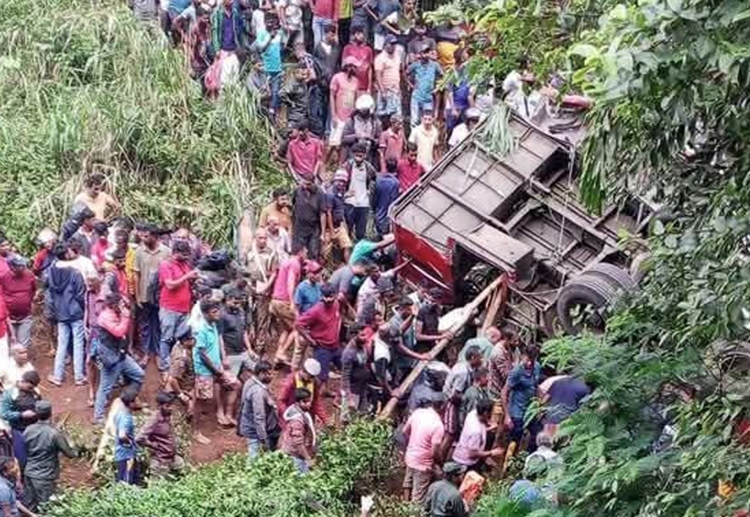 ගැරඬිඇල්ලේ බස් අනතුරින් මියගිය ගණන 15 තෙක් ඉහළට (VIDEO) ගැරඬිඇල්ලේ බස් අනතුරින් මියගිය ගණන 15 තෙක් ඉහළට (VIDEO)