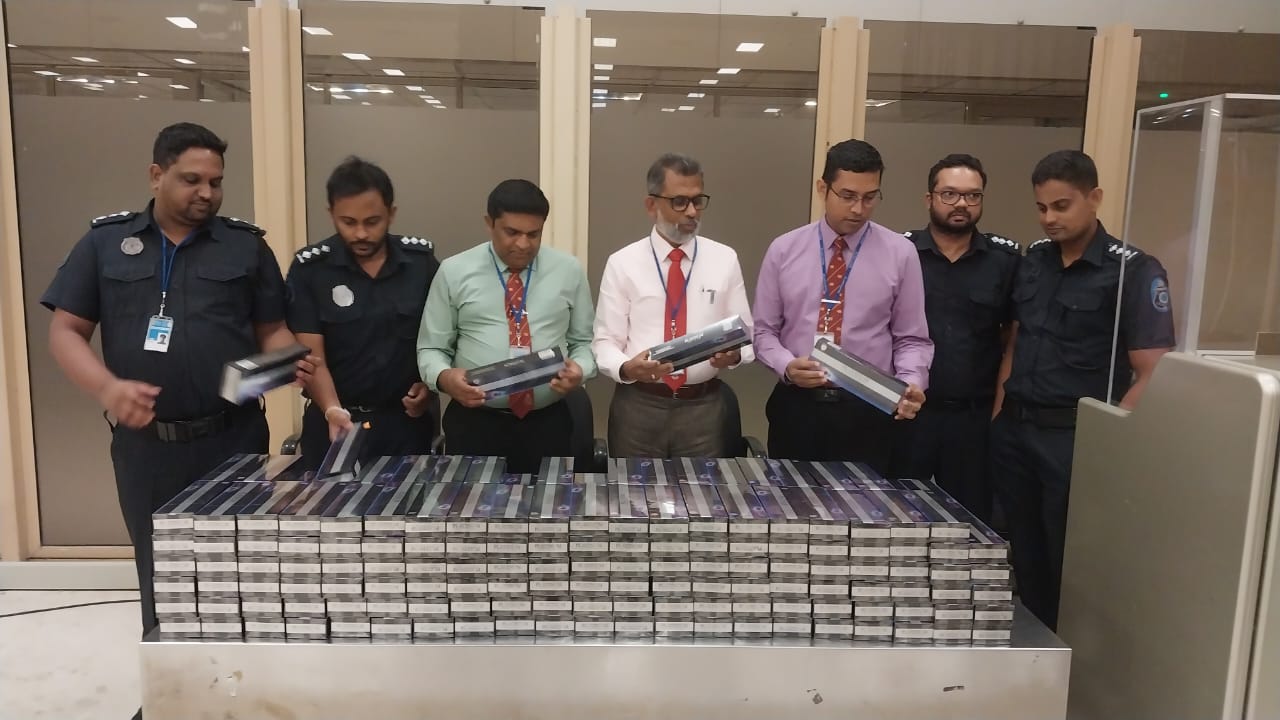 ලක්ෂ 75 ක හොර දුම්වැටි මාට්ටු ලක්ෂ 75 ක හොර දුම්වැටි මාට්ටු