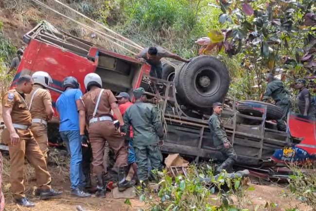 ගැරඬිඇල්ලේ අනතුර ගැන පොලිස් කමිටුව ස්ථානීය පරීක්ෂණයක ගැරඬිඇල්ලේ අනතුර ගැන පොලිස් කමිටුව ස්ථානීය පරීක්ෂණයක