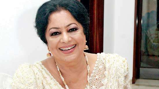 හෙළ සිනමාවේ නිළි රැජින මාලිනියගේ දේහය චිත්රපට සංස්ථාවට රැගෙන එයි හෙළ සිනමාවේ නිළි රැජින මාලිනියගේ දේහය චිත්රපට සංස්ථාවට රැගෙන එයි
