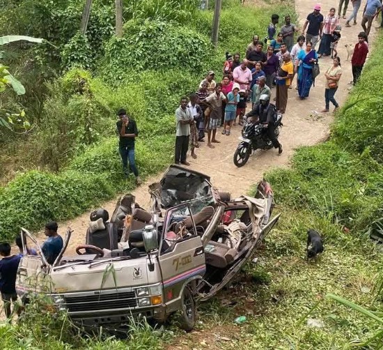 රම්බොඩදී වෑන් රථයක් පෙරළෙයි රම්බොඩදී වෑන් රථයක් පෙරළෙයි