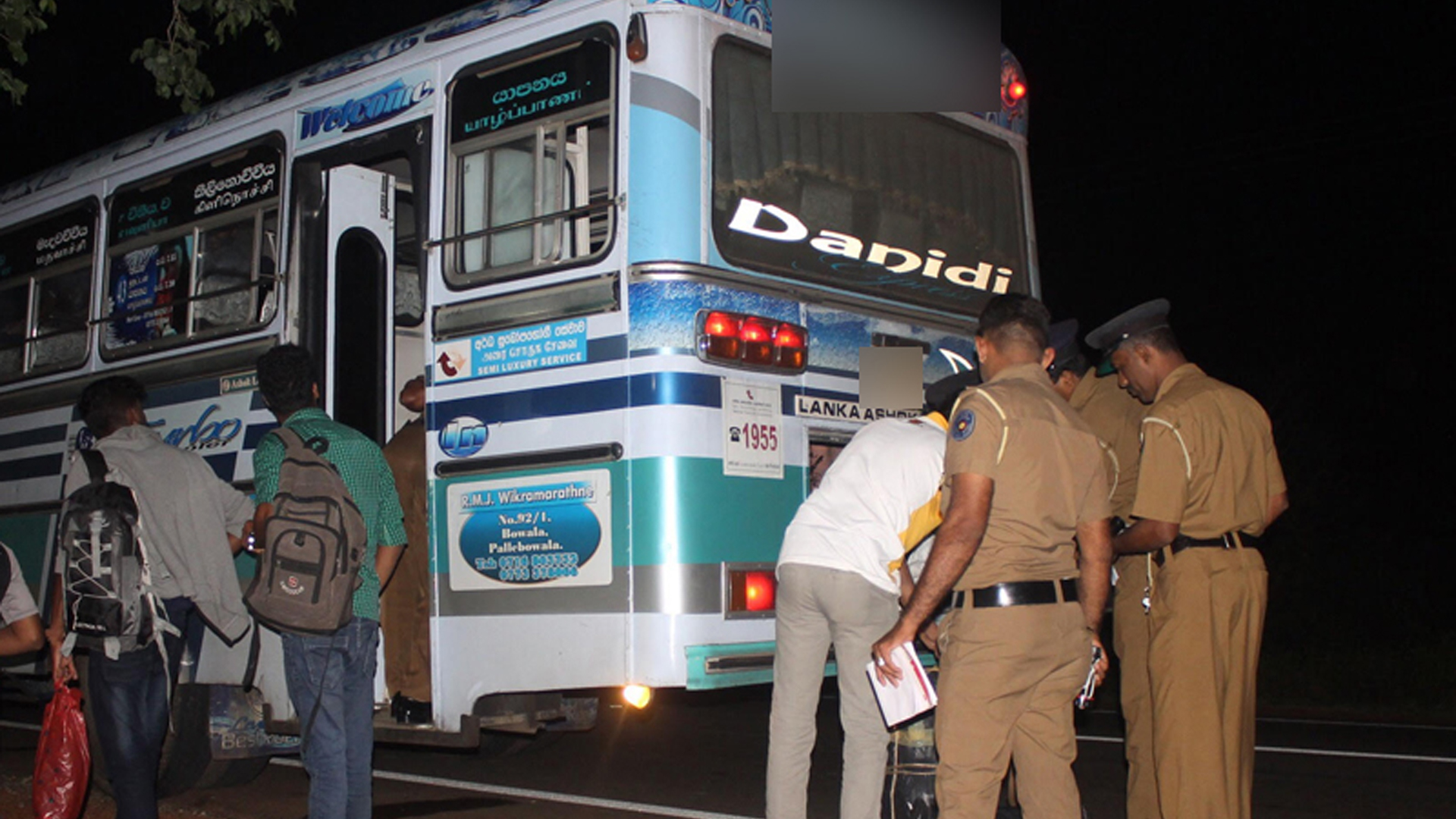 දුරගමන් සේවා බස් රථ විශේෂ පරීක්ෂාවකට දුරගමන් සේවා බස් රථ විශේෂ පරීක්ෂාවකට