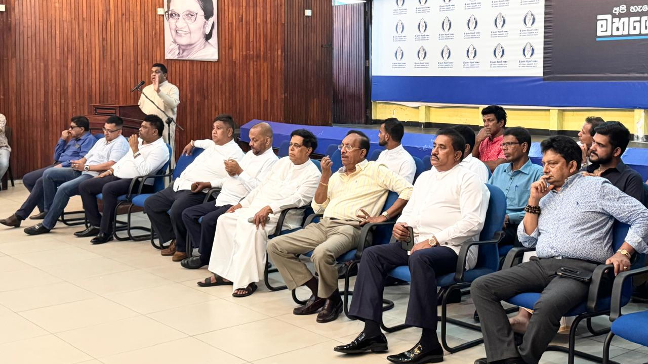 පොදුජන එක්සත් පෙරමුණේ නාගරික මන්ත්රිවරු දිවුරුම් දෙයි පොදුජන එක්සත් පෙරමුණේ නාගරික මන්ත්රිවරු දිවුරුම් දෙයි