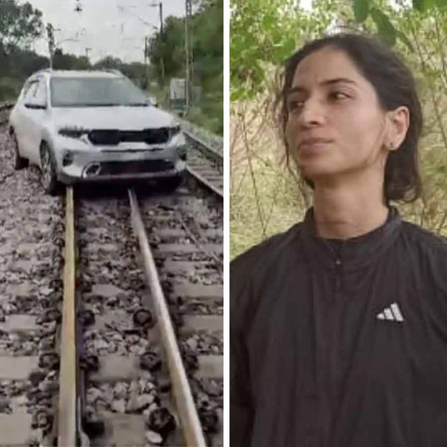 කාන්තාවක් දුම්රිය මගෙහි මෝටර් රථයක් පදවා දුම්රිය ගමන් ප්රමාද කරලා කාන්තාවක් දුම්රිය මගෙහි මෝටර් රථයක් පදවා දුම්රිය ගමන් ප්රමාද කරලා