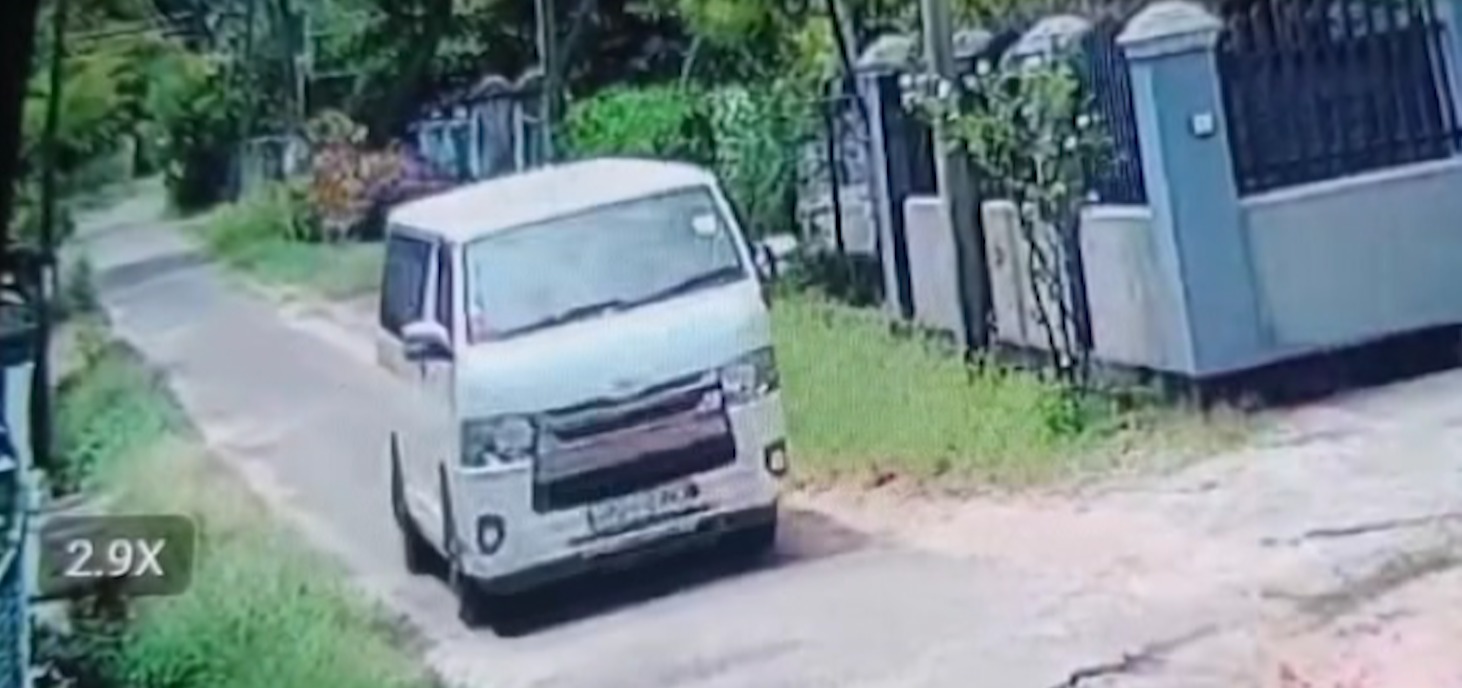 මුරකරු ඝාතනය කර වෙන්නප්පුවෙන් පැහැරගත් වෑන් රථය මහනුවර මුරකරු ඝාතනය කර වෙන්නප්පුවෙන් පැහැරගත් වෑන් රථය මහනුවර