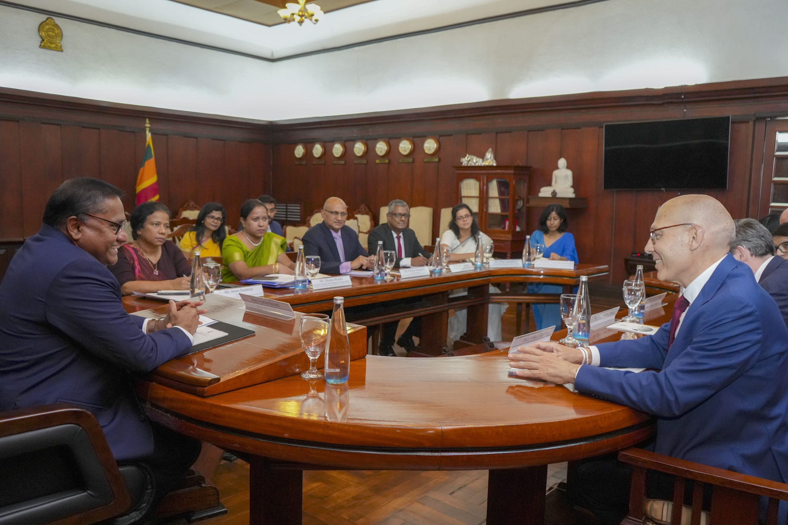 එ.ජා.මානව හිමිකම් පිළිබඳ මහකොමසාරිස් ගේ නිරීක්ෂණ අමාත්ය විජිත අතට එ.ජා.මානව හිමිකම් පිළිබඳ මහකොමසාරිස් ගේ නිරීක්ෂණ අමාත්ය විජිත අතට
