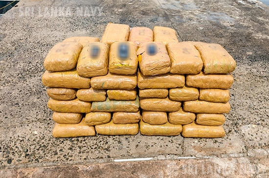රුපියල් මිලියන 47 කට අධික කංසා සමග 03 ක් නාවික හමුදා භාරයට රුපියල් මිලියන 47 කට අධික කංසා සමග 03 ක් නාවික හමුදා භාරයට