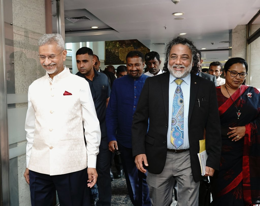 ඉන්දු ලංකා පාර්ලිමේන්තු ඉතිහාසය අලුත් කළ සංචාරයක් (PHOTOS) ඉන්දු ලංකා පාර්ලිමේන්තු ඉතිහාසය අලුත් කළ සංචාරයක් (PHOTOS)