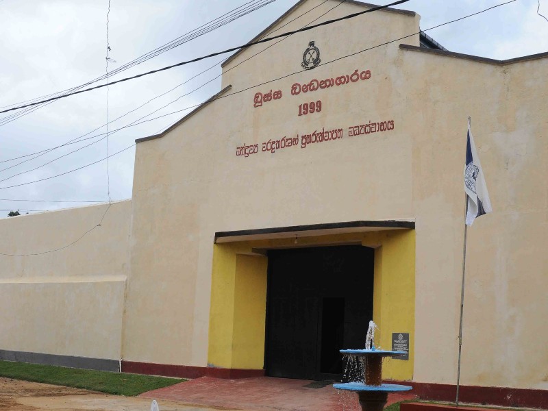 සෝදිසි කිරීම්වලට විරෝධය පා බූස්සේ රැඳවියන් 06ක් වහළය මත නැග විරෝධයක් සෝදිසි කිරීම්වලට විරෝධය පා බූස්සේ රැඳවියන් 06ක් වහළය මත නැග විරෝධයක්