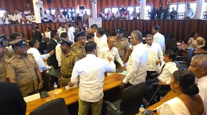 අදත් සභා රැසක සභාපතිවරුන් තෝරාගැනීම ගාල ගෝට්ටි මැද