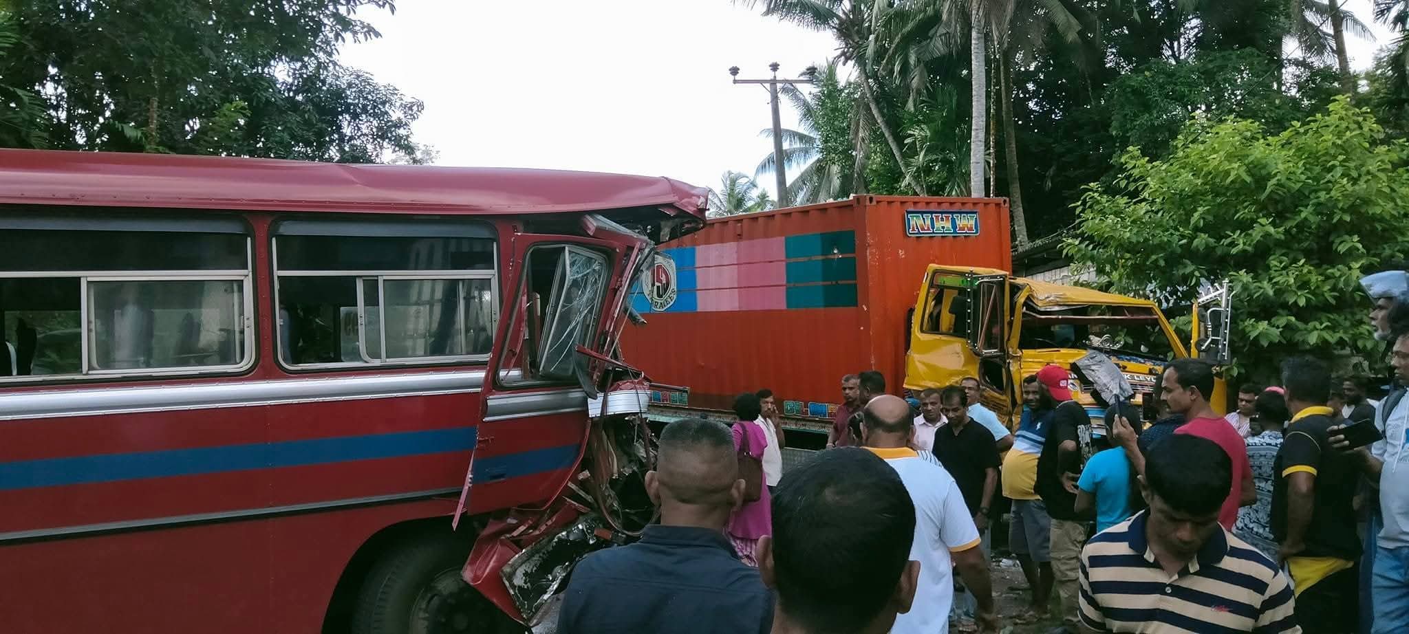 ඇහැලියගොඩ කන්ටේනර් – බස් රථ අනතුරකින් 25ක් රෝහලේ ඇහැලියගොඩ කන්ටේනර් – බස් රථ අනතුරකින් 25ක් රෝහලේ