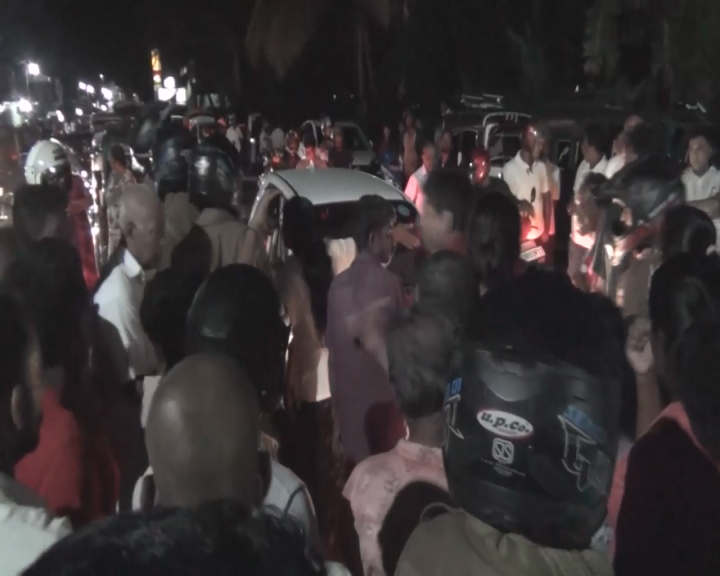 අත්අඩංගුවට ගත් රියදුරෙක් ඇප මත නිදහස් කිරීමෙන් වීරකැටිය රත් වෙයි අත්අඩංගුවට ගත් රියදුරෙක් ඇප මත නිදහස් කිරීමෙන් වීරකැටිය රත් වෙයි