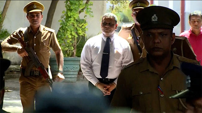 අධිකරණය හමුවේ දිගහැරුණු සිරකරුවන් නිදහස් කිරීමේ පැටිකිරිය අධිකරණය හමුවේ දිගහැරුණු සිරකරුවන් නිදහස් කිරීමේ පැටිකිරිය