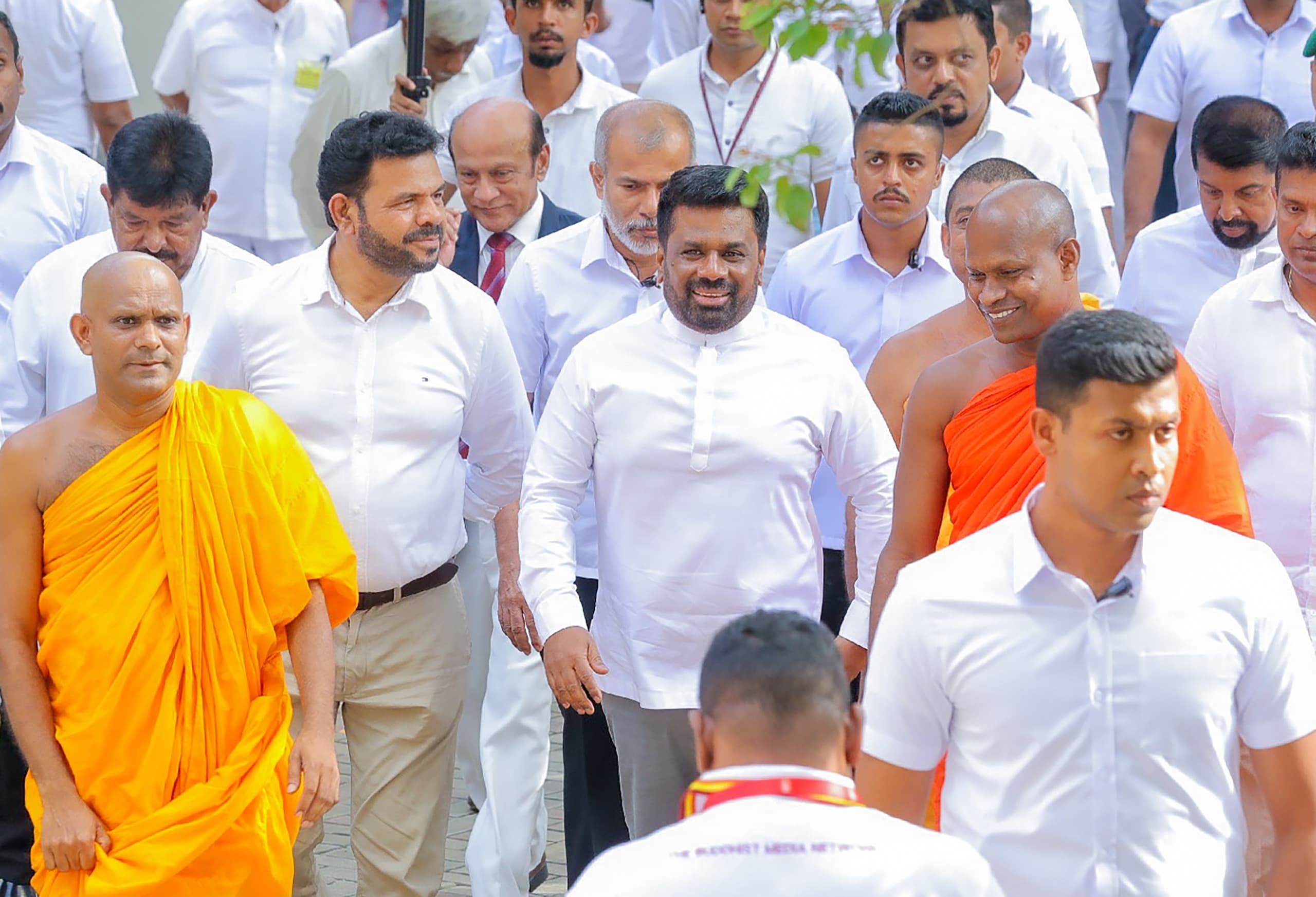 මුදල් හෝ බලය මත ජීවය මැරුණු සමාජයට බෞද්ධ දර්ශනයෙන් කළ හැකි දේ ජනපති කියයි මුදල් හෝ බලය මත ජීවය මැරුණු සමාජයට බෞද්ධ දර්ශනයෙන් කළ හැකි දේ ජනපති කියයි