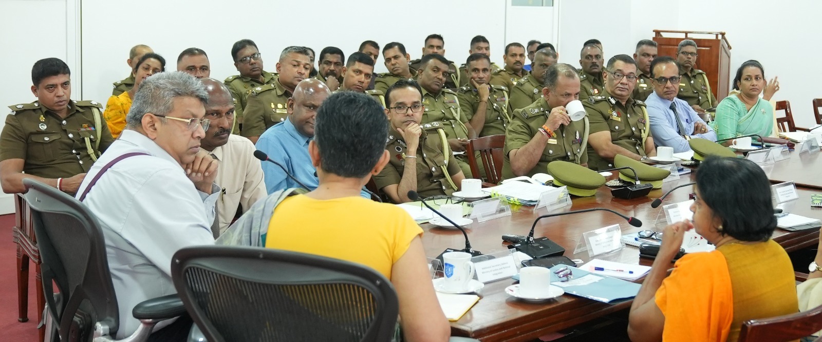 පළුදු වූ ජනතා විශ්වාසය හදන්න ඇමති හර්ෂණ බන්ධනාගාර නිලධාරීන් කැදවයි පළුදු වූ ජනතා විශ්වාසය හදන්න ඇමති හර්ෂණ බන්ධනාගාර නිලධාරීන් කැදවයි