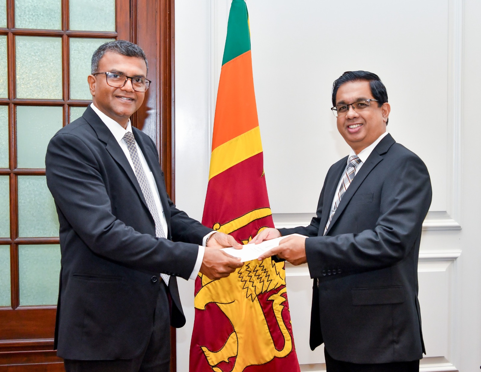 ආචාර්ය හර්ෂණ සූරියප්පෙරුම මුදල් අමාත්යංශයේ ලේකම් ධූරයට ආචාර්ය හර්ෂණ සූරියප්පෙරුම මුදල් අමාත්යංශයේ ලේකම් ධූරයට