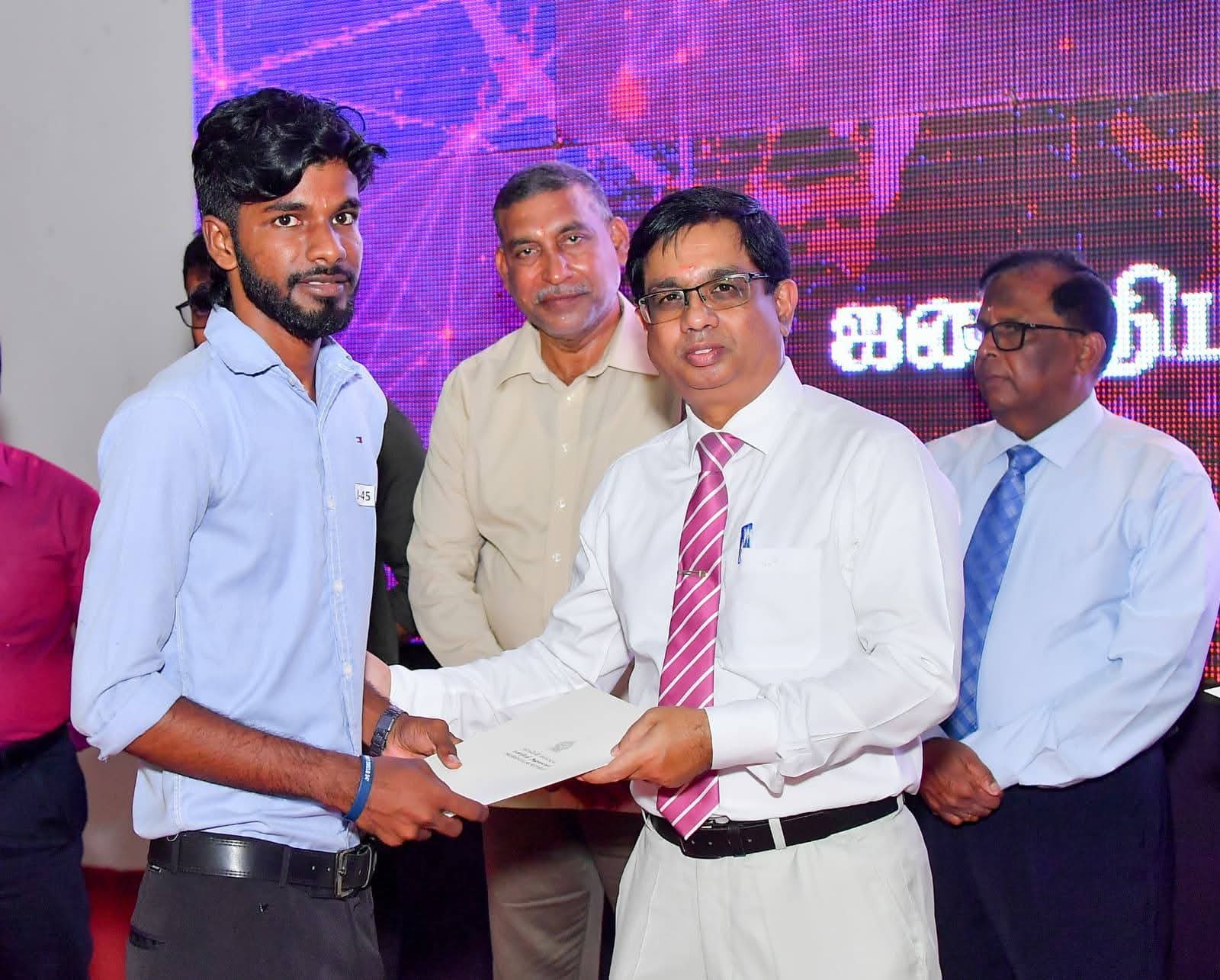 ජනාධිපති අරමුදලින් උතුරු පළාතේ සිසුන් 300 කට දිරි දීමනාවක් ජනාධිපති අරමුදලින් උතුරු පළාතේ සිසුන් 300 කට දිරි දීමනාවක්