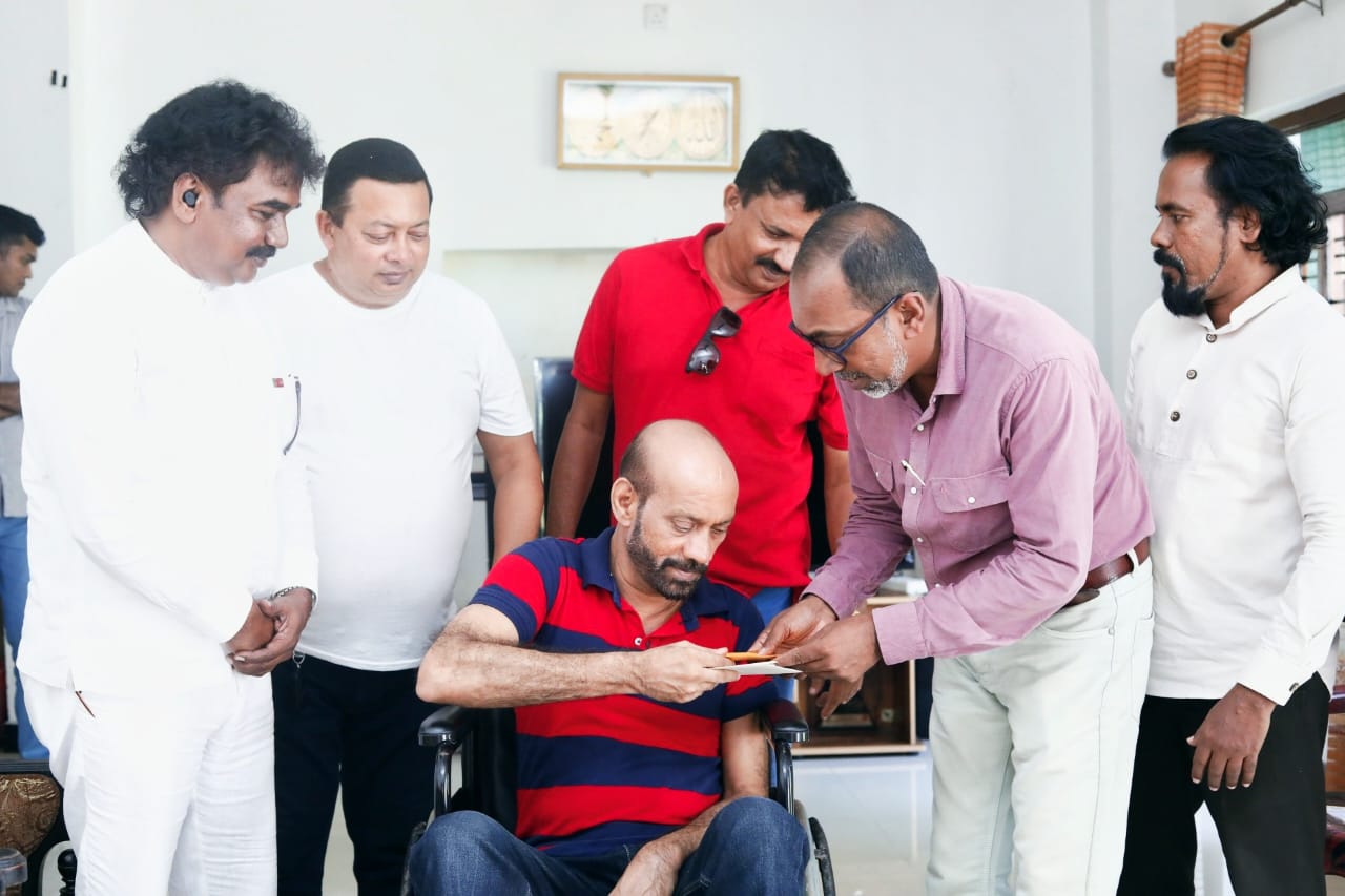 ගායන ශිල්පී ඉෂාක් බෙග් බලන්න සංස්කෘතික ඇමති ගිහින් කළ දේ ගායන ශිල්පී ඉෂාක් බෙග් බලන්න සංස්කෘතික ඇමති ගිහින් කළ දේ