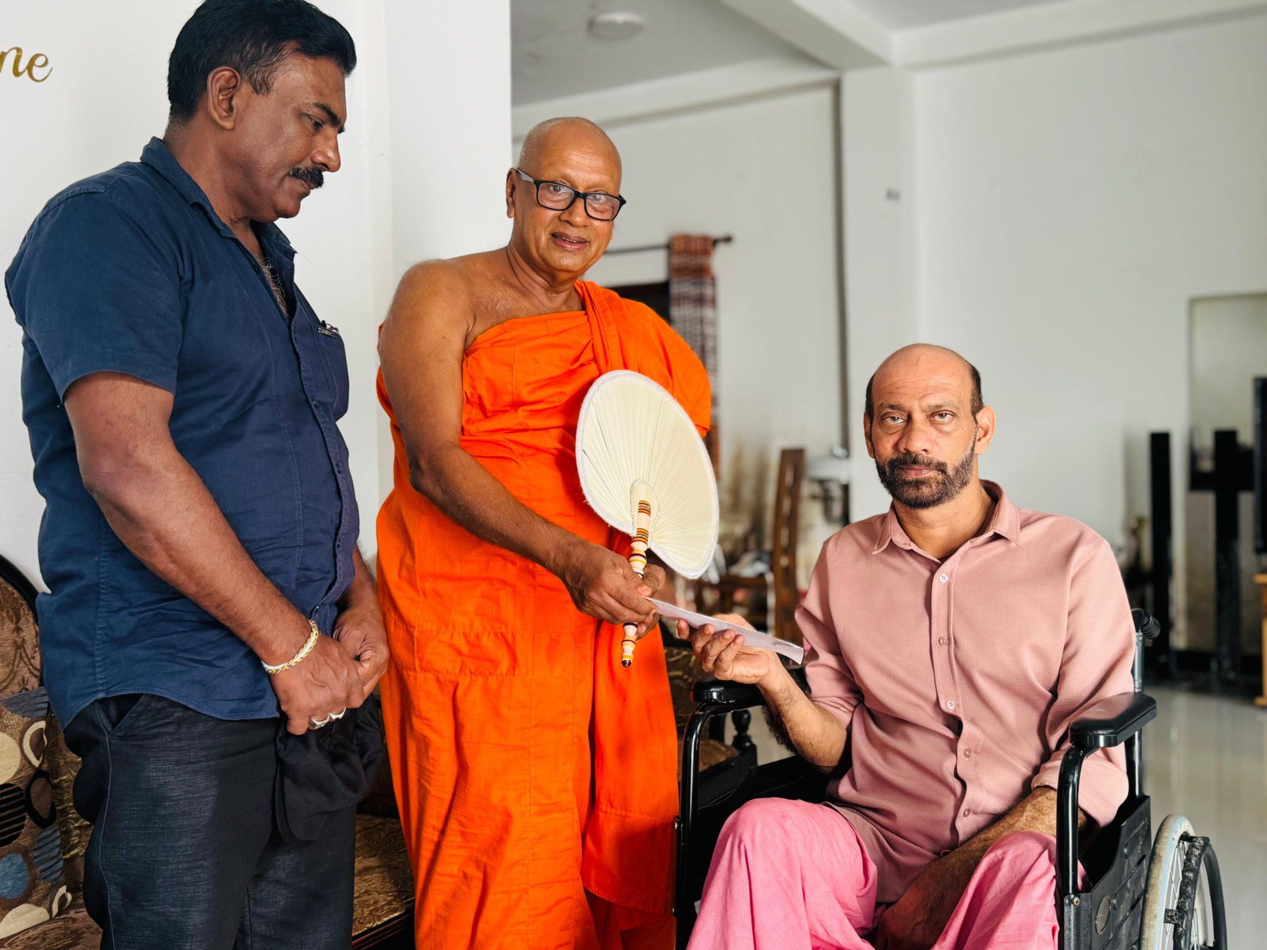 ඉෂාක් බෙග් ට භික්ෂූන්ගෙන් උපකාර ඉෂාක් බෙග් ට භික්ෂූන්ගෙන් උපකාර