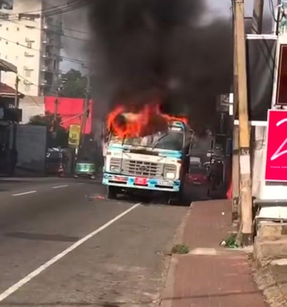 දෙහිවල – කරගම්පිටියේ දී ලොරියක් ගිනි ගනී දෙහිවල – කරගම්පිටියේ දී ලොරියක් ගිනි ගනී