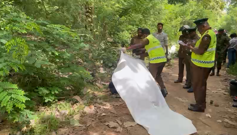 මිද්දෙණියෙන් වෙඩි වැදී මිය ගිය තරුණයන් දෙදෙනෙකුගේ මළ සිරුරු මිද්දෙණියෙන් වෙඩි වැදී මිය ගිය තරුණයන් දෙදෙනෙකුගේ මළ සිරුරු