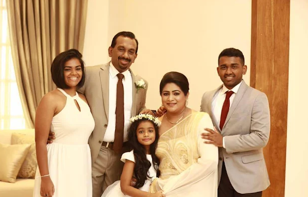 “සෙනානි ජයරත්න අලුත්ගමගේ” තම සැමියා “මහින්දානන්ද අලුත්ගමගේ” ගැන තැබූ සටහන “සෙනානි ජයරත්න අලුත්ගමගේ” තම සැමියා “මහින්දානන්ද අලුත්ගමගේ” ගැන තැබූ සටහන