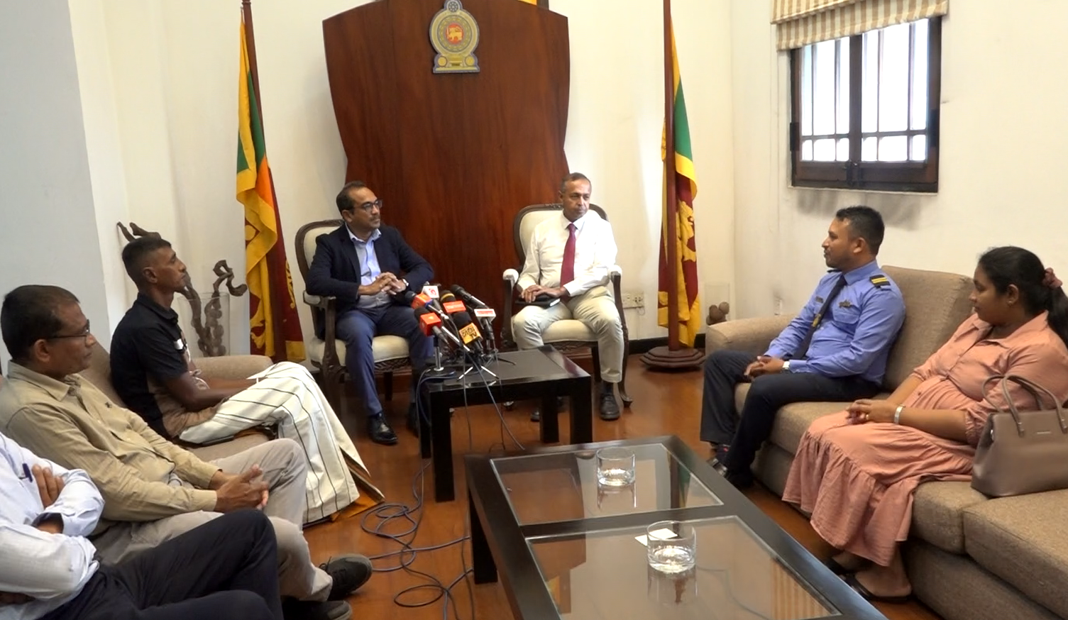 විශාල අනතුරක් වැළකූ වීරයින් ඇගයීමට විශාල අනතුරක් වැළකූ වීරයින් ඇගයීමට