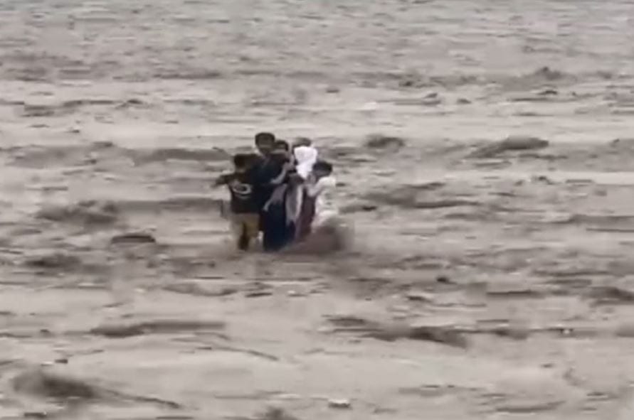 ජල පහරක් පවුලක විනෝද ගමනක් ඛේදවාචකයක් කරයි (VIDEO) ජල පහරක් පවුලක විනෝද ගමනක් ඛේදවාචකයක් කරයි (VIDEO)