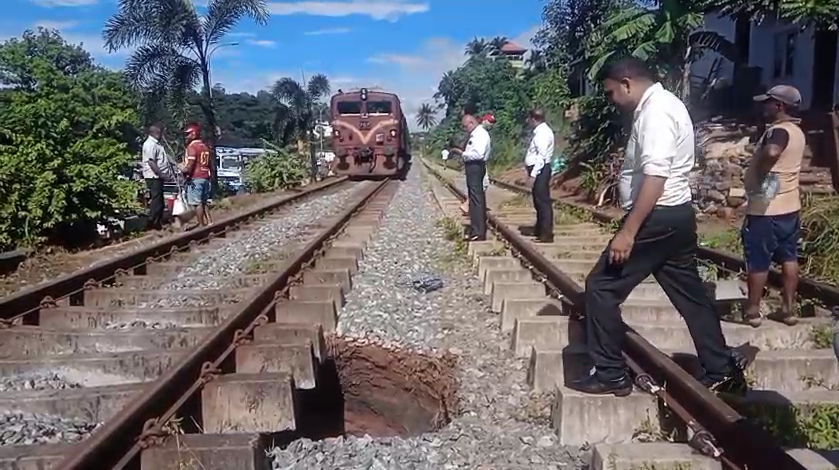 ගිලා බැසීමක් නිසා මහනුවර හා පේරාදෙණිය අතර දුම්රිය ධාවනය නවතියි ගිලා බැසීමක් නිසා මහනුවර හා පේරාදෙණිය අතර දුම්රිය ධාවනය නවතියි