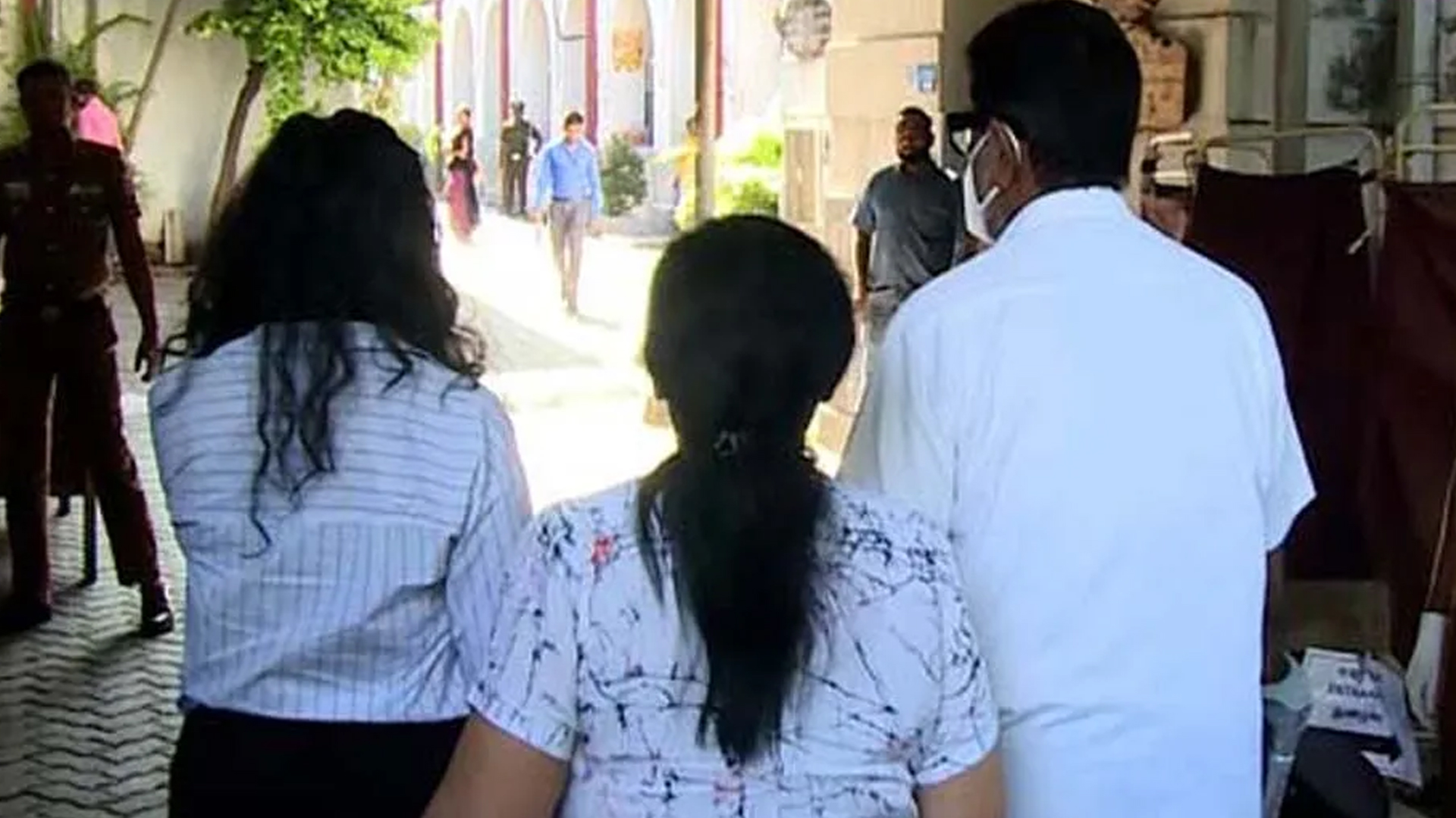 කෙහෙළිය රඹුක්වැල්ල​ බිරිඳ​ සහ දියණිය ඇප මත මුදාහැරේ