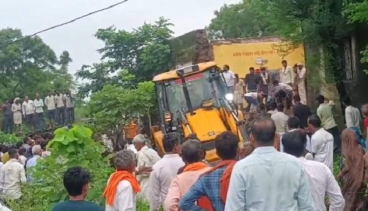 පාසල් ගොඩනැගිල්ලක් කඩා වැටීමෙන් ළමුන් 4ක් ජීවිතක්ෂයට