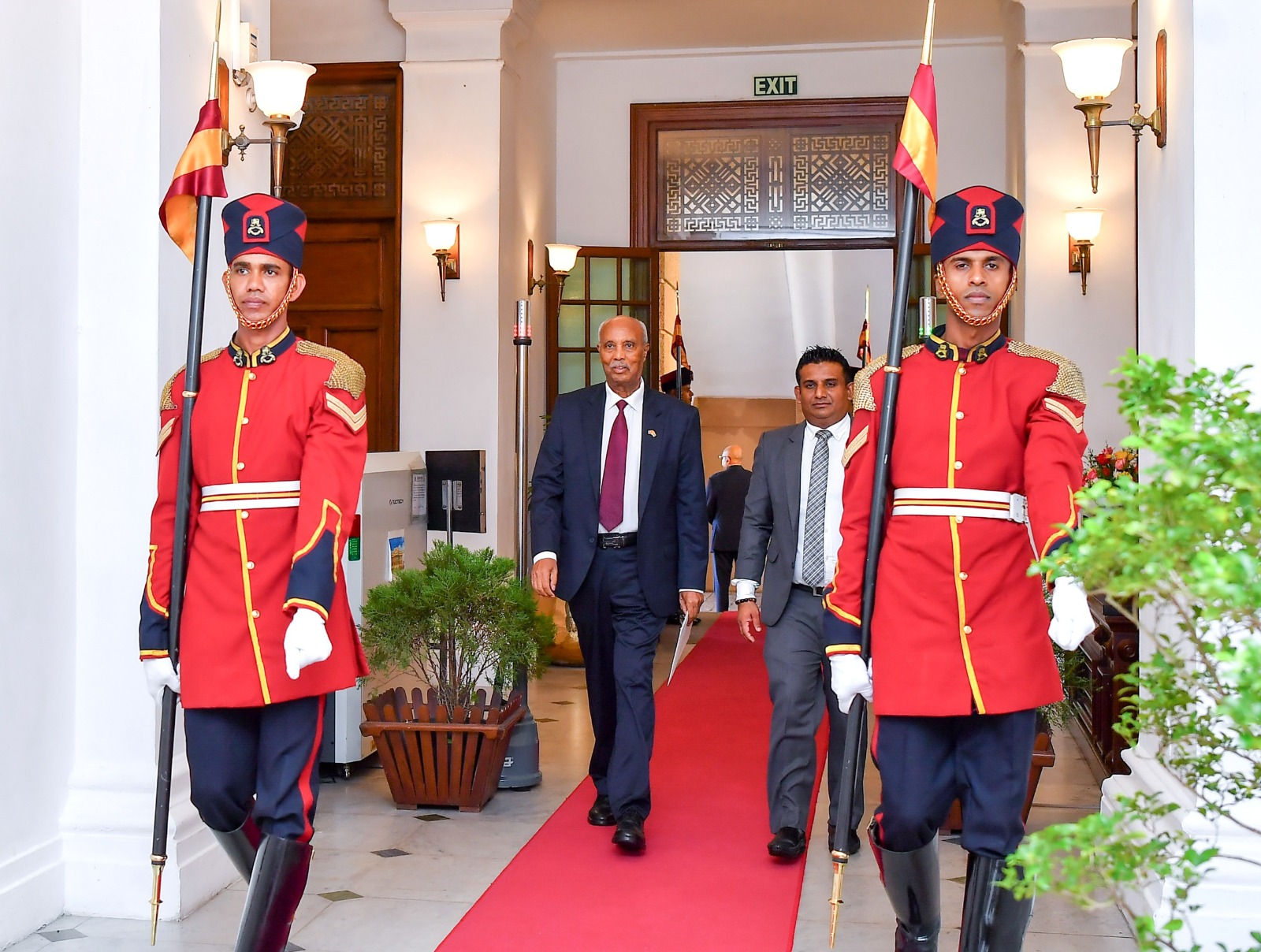 ජනාධිපති මුණගැසුන විදේශ තානාපතිවරු පස් දෙනෙක් සහ මහ කොමසාරිස්වරයෙක් අතර විශේෂිත අමුත්තෙක් ජනාධිපති මුණගැසුන විදේශ තානාපතිවරු පස් දෙනෙක් සහ මහ කොමසාරිස්වරයෙක් අතර විශේෂිත අමුත්තෙක්