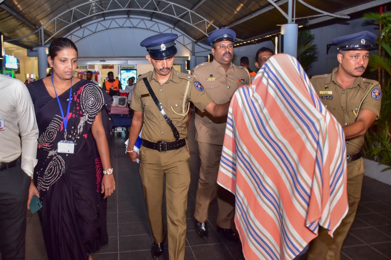 අපරාධ රැසකට සම්බන්ධ සැකකරුවෙක් කටුනායක ගුවන් තොටුපලේ දී අත්අඩංගුවට