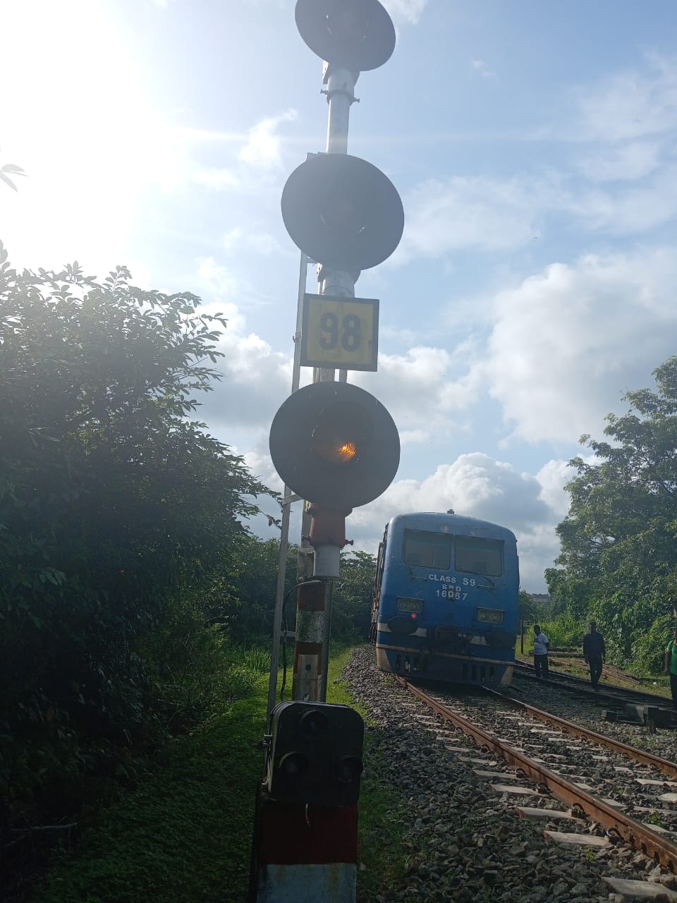 දුම් රිය සංඥා ලෙඩ වී දුම් රිය අනතුරක් නූලෙන් බේරෙයි දුම් රිය සංඥා ලෙඩ වී දුම් රිය අනතුරක් නූලෙන් බේරෙයි