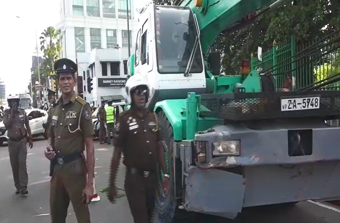 බොරැල්ලේ මාරක දොඹකරයක් වාහන 9 ක් හප්පා ජීවිතයක් බිලි ගනී බොරැල්ලේ මාරක දොඹකරයක් වාහන 9 ක් හප්පා ජීවිතයක් බිලි ගනී