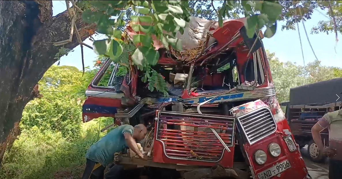 හලාවත-පුත්තලම ප්රධාන මාර්ගයේ දැදුරුඔය දී ලංගම බස් රථයක් ගසක හැපී 21 කට තුවාල හලාවත-පුත්තලම ප්රධාන මාර්ගයේ දැදුරුඔය දී ලංගම බස් රථයක් ගසක හැපී 21 කට තුවාල