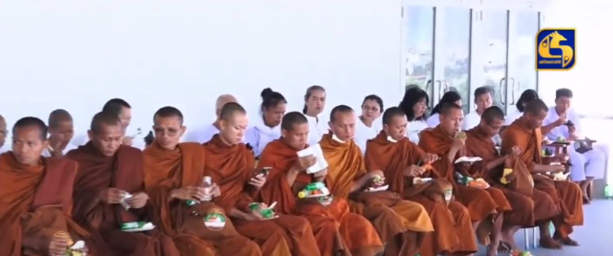 සියම් දහම් පාද යාත්රාවට එක් වූ තායි භික්ෂූන් වහන්සේ ස්වර්ණවාහිනි පරිශ්රයට සියම් දහම් පාද යාත්රාවට එක් වූ තායි භික්ෂූන් වහන්සේ ස්වර්ණවාහිනි පරිශ්රයට