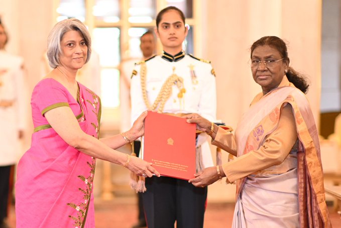 මහිෂිනි කොලොන්නේ ඉන්දීය මහ කොමසාරිස් ලෙස අක්ත පත්‍ර බාර දෙයි