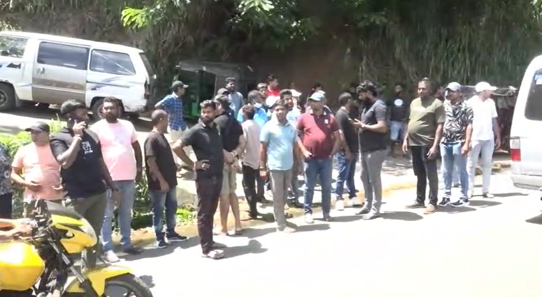 කරදර බව කියා ප්රදේශවාසීන් පිරිසක් හන්තාන මාර්ගය වසා විරෝධයක කරදර බව කියා ප්රදේශවාසීන් පිරිසක් හන්තාන මාර්ගය වසා විරෝධයක