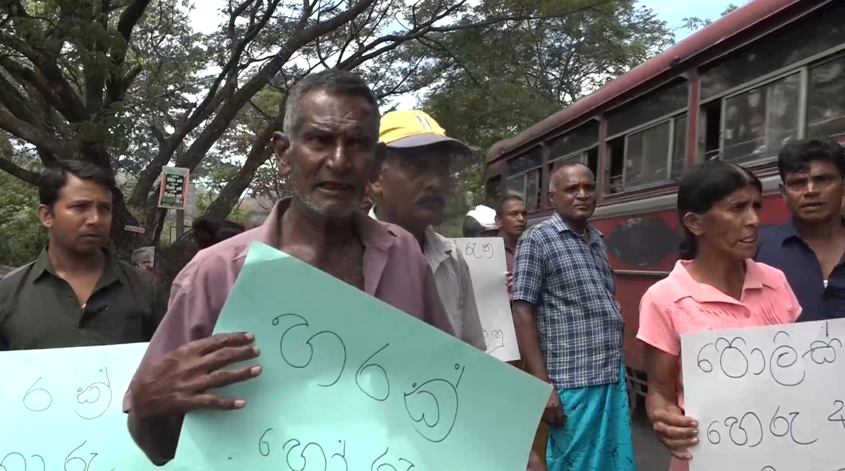 කිරි ගව හොරු අල්ලන්නෙ නෑ කියා ගිරාදුරුකෝට්ටේ ජනතාව විරෝධතාවක කිරි ගව හොරු අල්ලන්නෙ නෑ කියා ගිරාදුරුකෝට්ටේ ජනතාව විරෝධතාවක