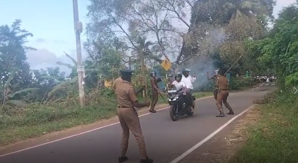 කහවත්ත ඇවිලී පොලීසිය සහ ප්රදේශවාසීන් ගැටෙයි – පොලීසියට ගල් ප්රහාර – පොලීසියෙන් කදුළු ගෑස් කහවත්ත ඇවිලී පොලීසිය සහ ප්රදේශවාසීන් ගැටෙයි – පොලීසියට ගල් ප්රහාර – පොලීසියෙන් කදුළු ගෑස්