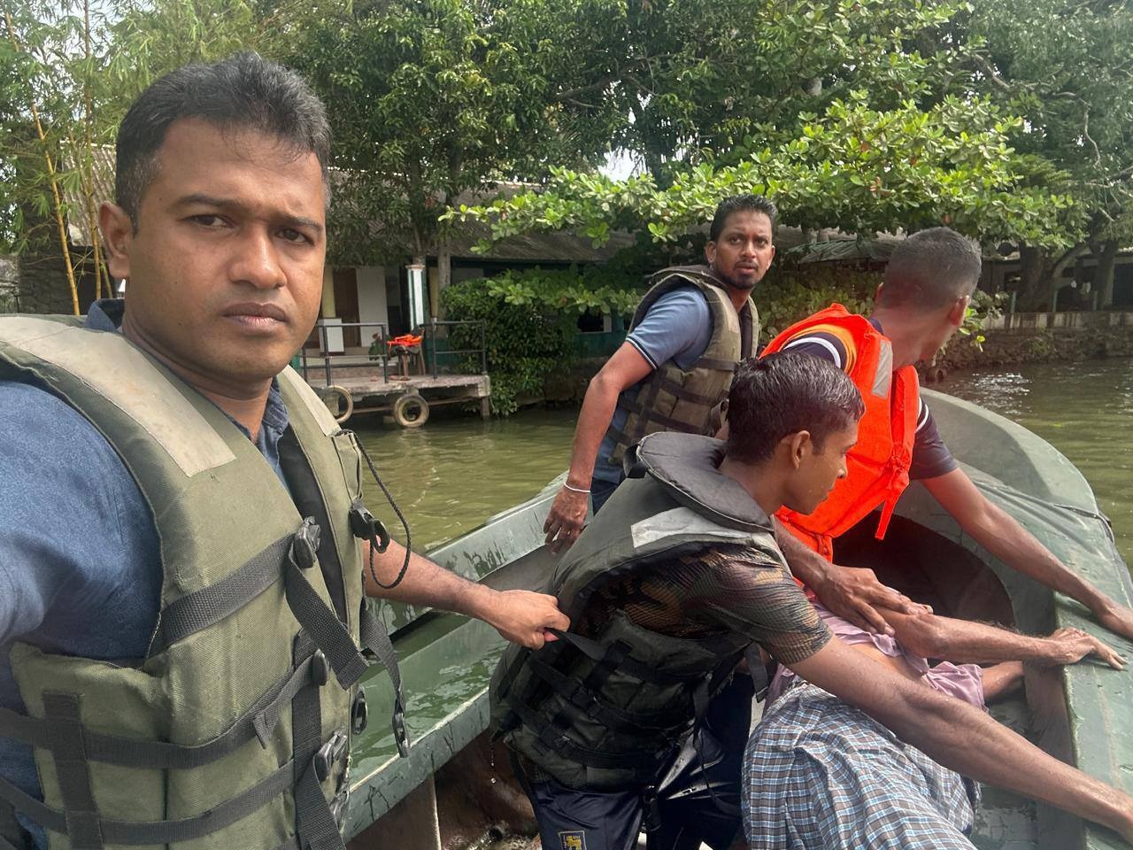 මාතර, මහානාම පාලමෙන් පැන සියදිවි නසා ගැනීමට තැත්කළ පුද්ගලයෙකු යුද්ධ හමුදා භට පිරිස් බේරා ගනී මාතර, මහානාම පාලමෙන් පැන සියදිවි නසා ගැනීමට තැත්කළ පුද්ගලයෙකු යුද්ධ හමුදා භට පිරිස් බේරා ගනී