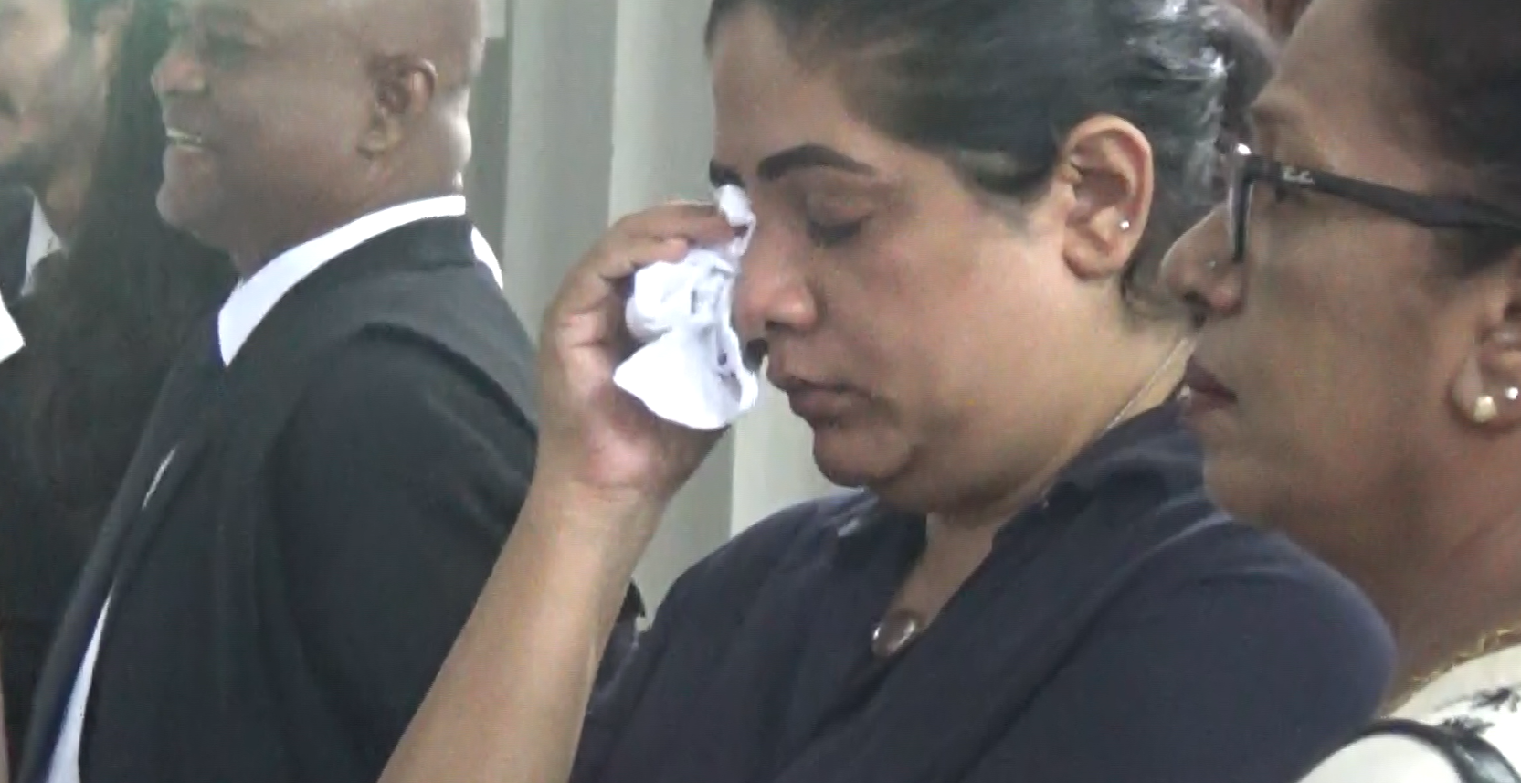 හිටපු අමාත්යවරුන් වන මහින්දානන්ද, නලින් සහ ක්රීඩා අමාත්යංශයේ හිටපු ලේකම්ට අධි චෝදනා බාරදෙයි- මහින්දානන්ද දැක බිරිද කදුළු සලයි හිටපු අමාත්යවරුන් වන මහින්දානන්ද, නලින් සහ ක්රීඩා අමාත්යංශයේ හිටපු ලේකම්ට අධි චෝදනා බාරදෙයි- මහින්දානන්ද දැක බිරිද කදුළු සලයි